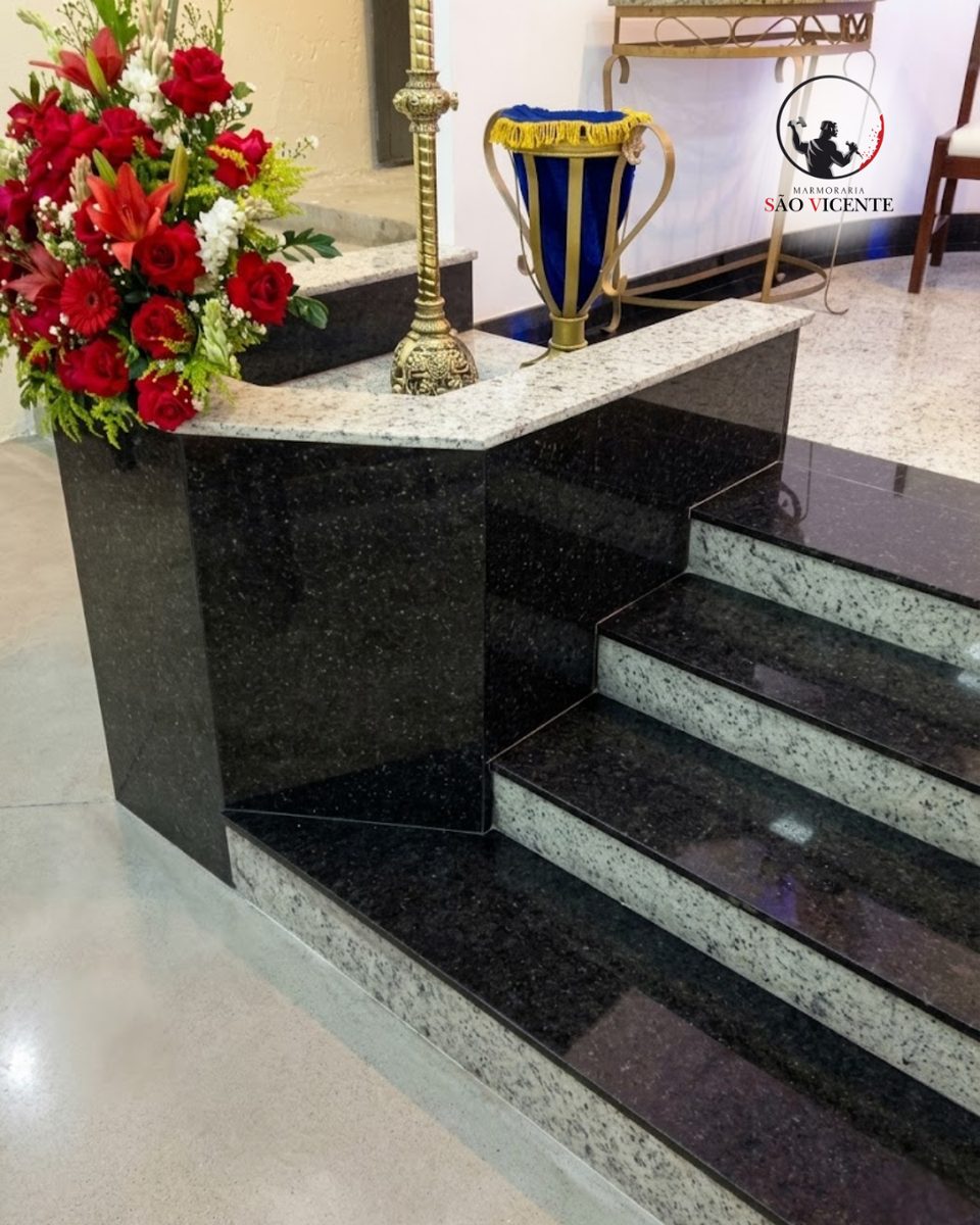 Degraus e base em granito preto e claro executados em um altar
