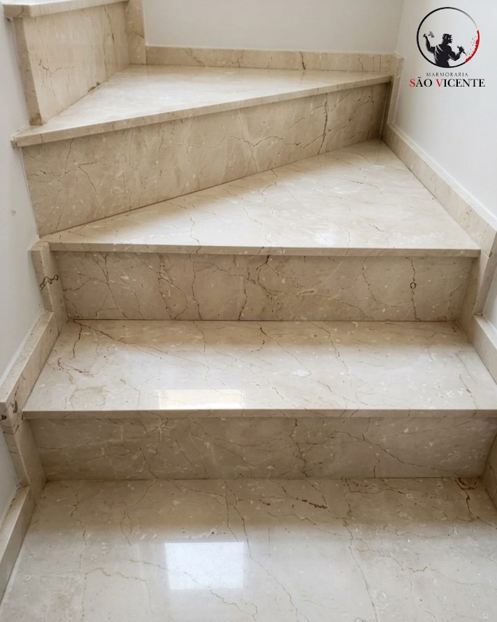Degraus em mármore bege claro instalados em escada residencial