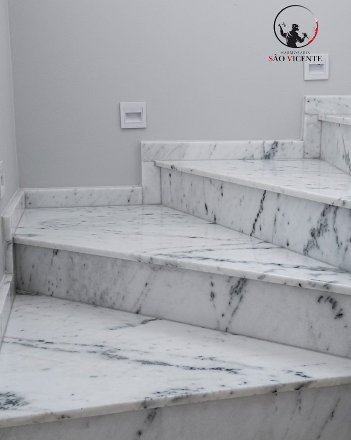 Escada revestida em mármore branco com veios acinzentados