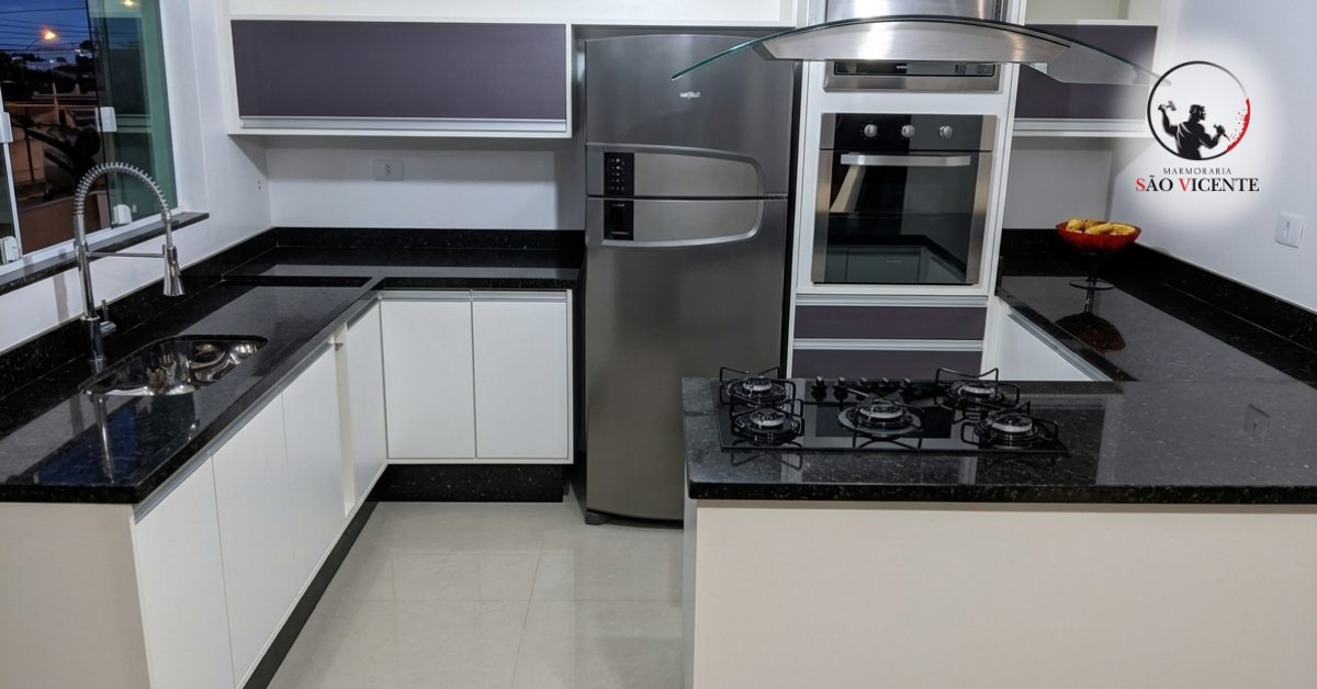 Cozinha em L com bancada e ilha em granito preto
