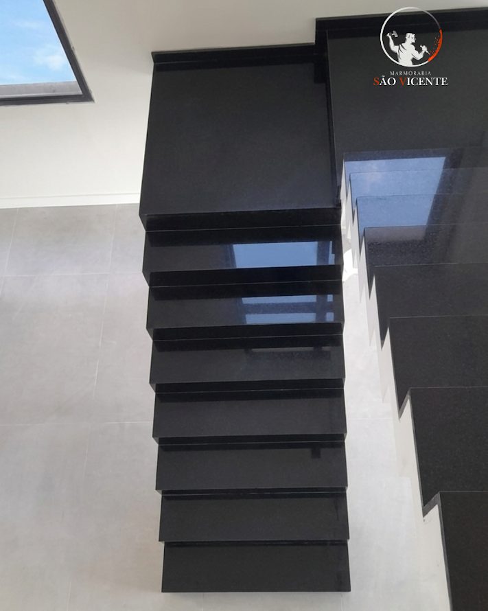 Degraus em granito preto polido em escada reta